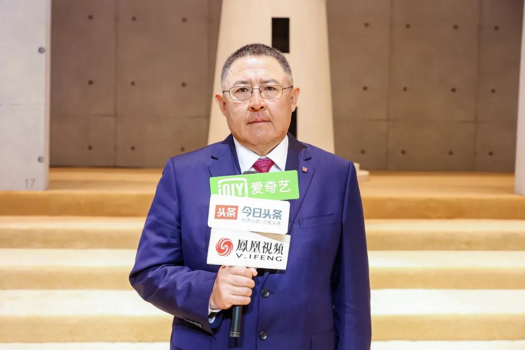 突破與自由,民族服裝定制品牌隆慶祥2023春夏新品發布會“自由之境”圓滿舉行