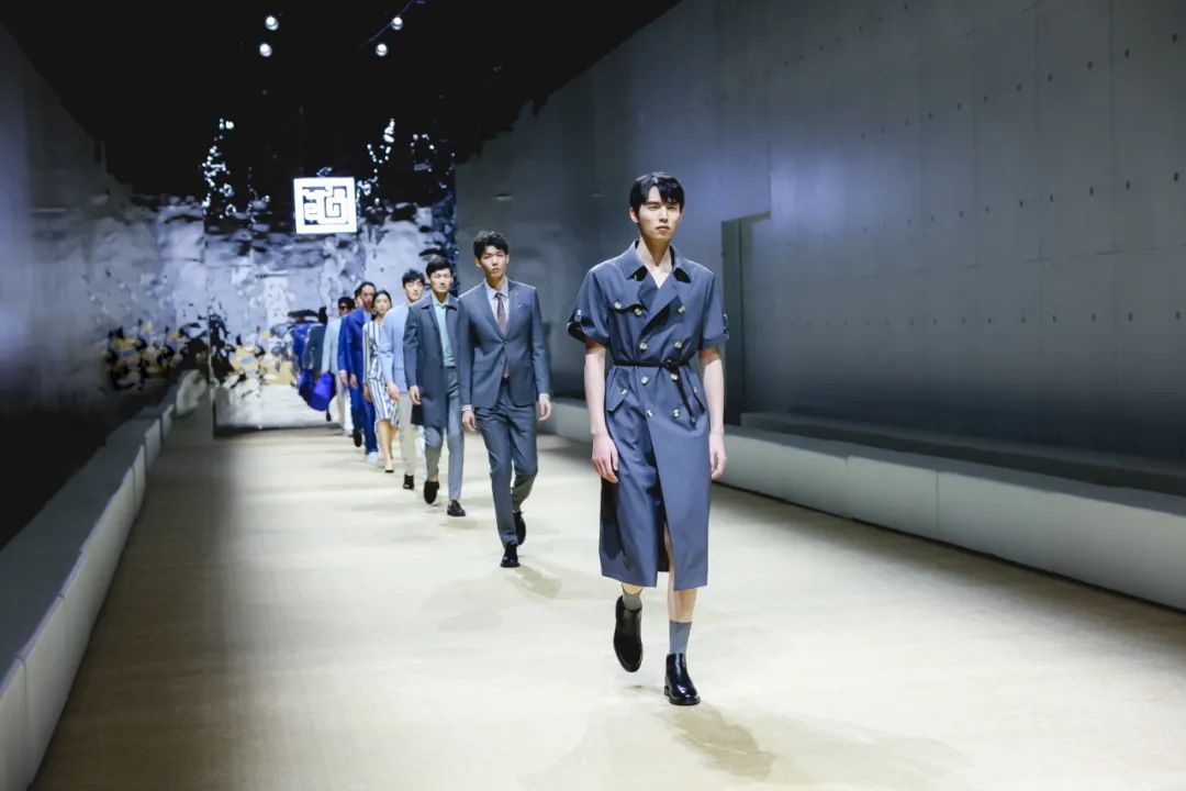 突破與自由,民族服裝定制品牌隆慶祥2023春夏新品發布會“自由之境”圓滿舉行
