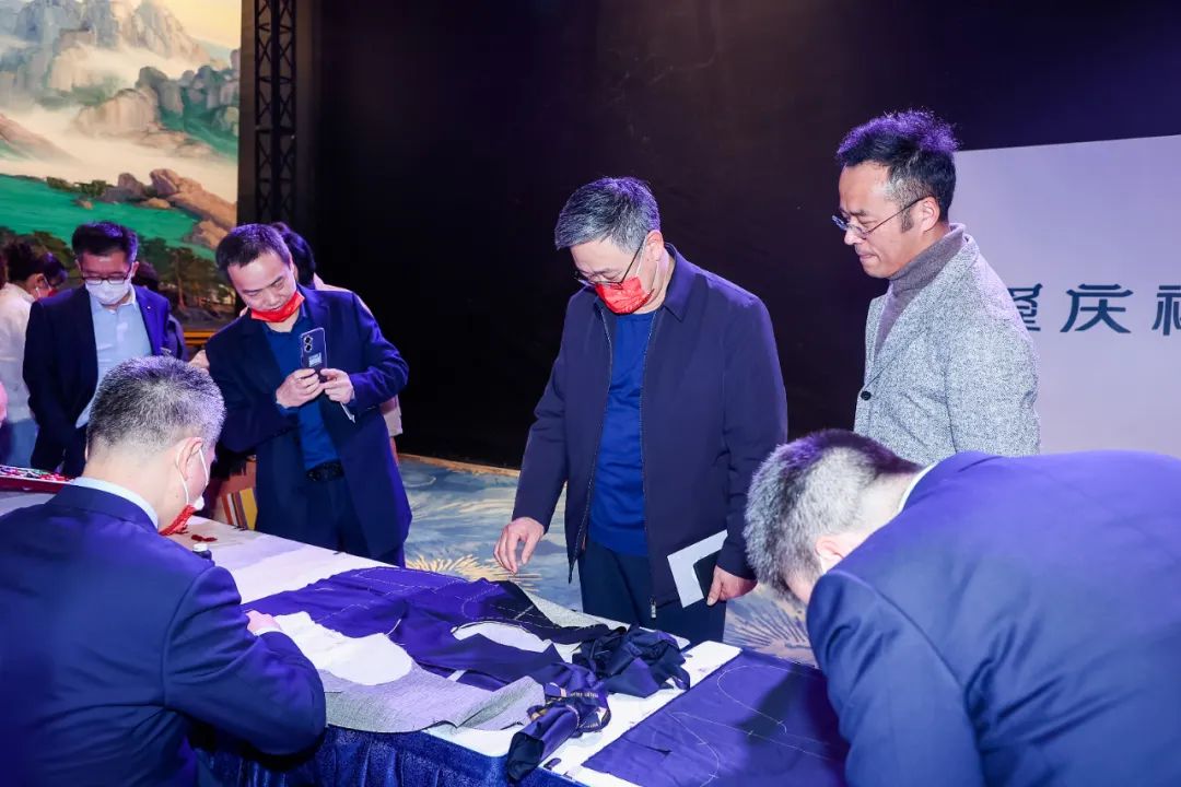突破與自由,民族服裝定制品牌隆慶祥2023春夏新品發布會“自由之境”圓滿舉行