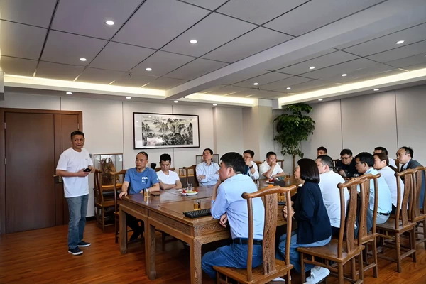 二十位業內大咖齊聚鄭州，共商校服高品質發展大計