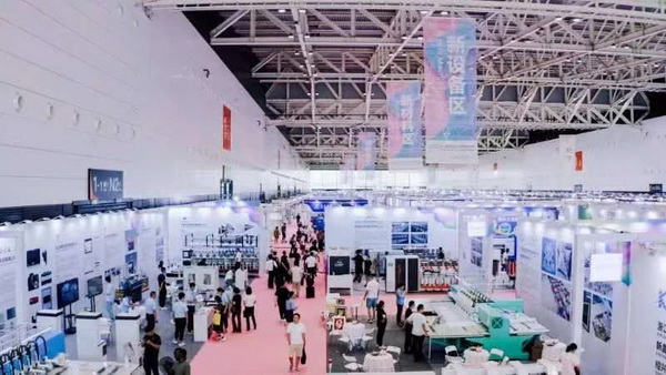 7月26日,第五屆中國(紹興)紡織新材料展在紹興國際會展中心拉開帷幕。500家企業(yè)參展,首日5000多名專業(yè)觀眾入場,展會炙熱的對接氛圍有如7月的氣浪,使行業(yè)快速升溫。海內外企業(yè)積極響應,原料龍頭企業(yè)高 “復參率”,歷經(jīng)五屆的新材料展有何獨特魅力? 圖片 圖片 會展品質乘勢而上 本屆新材料展獲得UFI國際展覽協(xié)會認證,是工信部、商務部組織的2023年“優(yōu)供給促升級”系列活動之一,基于往屆資源優(yōu)勢,對展覽規(guī)劃、買家邀約、會務聯(lián)動等進行了全線融合升級,展會品質躍升,煥發(fā)新的風采。展會由中國長絲織造協(xié)會、紹興市商務局、中國國際貿易委員會紹興市委員會、中國國際商會紹興商會、紹興市柯橋區(qū)會展業(yè)發(fā)展中心主辦,浙江三博會展股份有限公司聯(lián)合主辦,紹興市柯橋區(qū)中國輕紡城展會有限公司承辦,紹興市經(jīng)信局、浙江省紡織面料設計協(xié)會、七彩云、紹興市紡織行業(yè)協(xié)會協(xié)辦。 圖片 圖片 開幕盛況 國際展商同臺賽寶 本次展會共500家展商參展,設新材料、新織造、新設備、新面料四大特色展區(qū),有超10萬款科技纖維、創(chuàng)新面料、紡機設備在展會發(fā)布。魏橋紡織、昆山東利、興發(fā)化纖、吉林化纖、通用新材料、德州恒豐、佳人新材料、浙江興發(fā)、紹興國周、鐠美科等知名紡織龍頭企業(yè)參展。紹興新昌紡機產(chǎn)業(yè)展團、湖州長興織造產(chǎn)業(yè)展團、諸暨繡花機械產(chǎn)業(yè)展團、上虞染化料助劑產(chǎn)業(yè)展團等區(qū)域展團亮相。本屆展會更是引眾多RCEP國家和地區(qū)的展商組團奔赴而來,在國際展區(qū),韓國ditto時尚聯(lián)盟、緬甸中國商會、莫斯科中小企業(yè)工商會等國際展團人氣旺盛。 圖片 企業(yè)展區(qū) 眾多展商聚焦雙碳熱點,圍繞綠色、健康、智造等方向展開產(chǎn)品角逐。魏橋紡織的生物基綠色環(huán)保+抗菌混紡系列、湖州威達集團的綠色環(huán)保色紡紗系列、昆山東利的仿生透氣科技面料系列、吳江蘭天織造的UV對抗仿生科技面料、新型雙層直充防寒面料、機能無氨彈力面料等展品亮點頻出,展商企業(yè)開啟“搶客”模式,緊抓展會機遇尋求下游合作。本屆展會有更大規(guī)模的智能紡機、織機設備企業(yè)參展,進一步彰顯國產(chǎn)智能織造的研發(fā)水平,鐠美科、浙江康立自控科技、浙江凱成智能設備、浙江瑪雅機電等展位帶來媲美國際水平的最新機械設備,令人矚目。 圖片 設備展區(qū) 探索解決行業(yè)困惑與瓶頸,是新材料展歷經(jīng)多屆與各企業(yè)總結、達成的共識,也是其不僅在于產(chǎn)品展貿,更在于新理念的交匯的價值內涵。 國際視野論外貿 由中國紡織品進出口商會主辦的2023紹興國際(RCEP)紡織服裝產(chǎn)業(yè)論壇系列活動與展會同期同館開幕。論壇以“RCEP新機遇-紡織產(chǎn)業(yè)新格局”為主題,就國內紡織產(chǎn)業(yè)結構與RCEP國際紡織服裝產(chǎn)業(yè)的發(fā)展趨勢進行研討與產(chǎn)業(yè)對接。中國紡織品進出口商會副會長王宇、韓國時尚服裝人工智能研究所院長金蕙京、緬甸中國紡織服裝協(xié)會會長施坤等嘉賓為論壇開幕致辭。 圖片 圖片 論壇開幕式 論壇開幕式后,首場系列活動韓國服飾流行趨勢論壇在展會時尚活動區(qū)舉辦,多家韓國時裝品牌聯(lián)合走秀,同時Dito&ditto,ISAE,F(xiàn)&PLUS等韓國時尚機構帶來韓國時尚產(chǎn)業(yè)與數(shù)字技術的發(fā)展趨勢分享。后續(xù)將陸續(xù)舉辦2023生物基纖維材料產(chǎn)業(yè)技術論壇、走進中國輕紡城市場對接會、亞洲紡織服裝供應鏈高增長論壇等系列活動。 圖片 圖片 論壇系列活動——韓國服飾流行趨勢論壇 中國纖維展姿態(tài) 作為歷屆新材料展重要配套論壇,2023中國紹興紡織新材料論壇將于展會第二日舉辦。將聚集昆山東利、浙江中國輕紡城集團、浙江佳人新材料、紹興隆泰石墨烯、特思達(TESTEX)、廣東人仁康、浙江中紡標、紹興織蛛物聯(lián)科技等企業(yè)作新產(chǎn)品新項目分享,帶來中國輕紡城紡織新材料采購中心推介,環(huán)保面料、再生聚酯新材料、石墨烯等纖維面料創(chuàng)新產(chǎn)品發(fā)布,OEKO-TEX® STANDARD 100安全標準、健康紡織品標準、5A光子抗菌、坯布在線檢測等檢測后整理技術分享,諸多亮點值得期待。 圖片 觸摸纖維時尚,躍升品牌能級,纖維材料的性能之變,已經(jīng)與終端產(chǎn)品在競爭市場的廝殺突圍息息相關,從面料到服裝、家紡,從國內企業(yè)到海外品牌,都不能錯過這一場產(chǎn)業(yè)對接的盛會。 跨越山海齊聚首 本屆展會借助今年全線升級之勢,全面擴大對面料、服裝業(yè)大規(guī)模大品牌企業(yè)的邀約,并提前進行買家需求的預采集和展商產(chǎn)品的預對接,顯著提升買家熱情和觀展效率。展會首日,丹東華洋紡織服裝、北京奔流野外運動服裝、北京方圣時尚、華紡股份有限公司等品牌買家應邀而來,廣東、湖州、義烏、新疆等十余個地區(qū)采購團紛紛到場,更有韓國、俄羅斯、越南、緬甸等數(shù)百名海外買家跨越山海來相會,如國際知名服裝品牌 J.K. Apparel、DOBB、LUBOO、YL co.,ltd、CHUNSANGDOO INNOCENCE、DAYGREEN INC等。 圖片 采供對接 商貿對接攬訂單 展會打通產(chǎn)業(yè)鏈,延伸展貿對接服務。現(xiàn)場,快時尚跨境電商企業(yè)SheIn開啟為期兩天的面料專場、服裝專場閉門采購會,帶來數(shù)百類采購需求。國內品牌采購團走進紡織源產(chǎn)地中國輕紡城市場,展開時尚買手與優(yōu)質原創(chuàng)面料的靈感碰撞。展會第二日,亞洲染料聯(lián)合會、韓國纖維產(chǎn)業(yè)研究院、莫斯科中小企業(yè)商會、越南紡織商會、緬甸中國商會等國際采購團也將進市場與柯橋面料企業(yè)接洽外貿訂單。 圖片 圖片 采供對接 2023中國(紹興)紡織新材料展打造了新材料、新技術的信息高地,以國際展會的標準,向內外貿一體化展會平臺成長蛻變,它是當下紡織供應鏈趨勢的具象展示,更是一場中國纖維向世界的傾訴表達。 圖片 圖片 圖片 ?觸摸纖維時尚、躍升品牌能級,第五屆中國(紹興)紡織新材料展盛大開幕