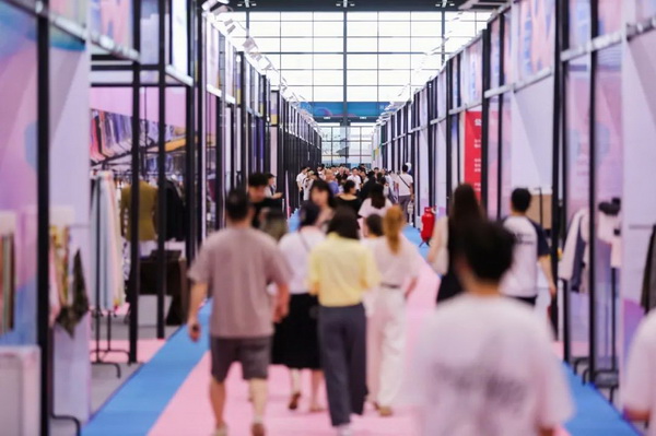 7月26日,第五屆中國(紹興)紡織新材料展在紹興國際會展中心拉開帷幕。500家企業(yè)參展,首日5000多名專業(yè)觀眾入場,展會炙熱的對接氛圍有如7月的氣浪,使行業(yè)快速升溫。海內外企業(yè)積極響應,原料龍頭企業(yè)高 “復參率”,歷經(jīng)五屆的新材料展有何獨特魅力? 圖片 圖片 會展品質乘勢而上 本屆新材料展獲得UFI國際展覽協(xié)會認證,是工信部、商務部組織的2023年“優(yōu)供給促升級”系列活動之一,基于往屆資源優(yōu)勢,對展覽規(guī)劃、買家邀約、會務聯(lián)動等進行了全線融合升級,展會品質躍升,煥發(fā)新的風采。展會由中國長絲織造協(xié)會、紹興市商務局、中國國際貿易委員會紹興市委員會、中國國際商會紹興商會、紹興市柯橋區(qū)會展業(yè)發(fā)展中心主辦,浙江三博會展股份有限公司聯(lián)合主辦,紹興市柯橋區(qū)中國輕紡城展會有限公司承辦,紹興市經(jīng)信局、浙江省紡織面料設計協(xié)會、七彩云、紹興市紡織行業(yè)協(xié)會協(xié)辦。 圖片 圖片 開幕盛況 國際展商同臺賽寶 本次展會共500家展商參展,設新材料、新織造、新設備、新面料四大特色展區(qū),有超10萬款科技纖維、創(chuàng)新面料、紡機設備在展會發(fā)布。魏橋紡織、昆山東利、興發(fā)化纖、吉林化纖、通用新材料、德州恒豐、佳人新材料、浙江興發(fā)、紹興國周、鐠美科等知名紡織龍頭企業(yè)參展。紹興新昌紡機產(chǎn)業(yè)展團、湖州長興織造產(chǎn)業(yè)展團、諸暨繡花機械產(chǎn)業(yè)展團、上虞染化料助劑產(chǎn)業(yè)展團等區(qū)域展團亮相。本屆展會更是引眾多RCEP國家和地區(qū)的展商組團奔赴而來,在國際展區(qū),韓國ditto時尚聯(lián)盟、緬甸中國商會、莫斯科中小企業(yè)工商會等國際展團人氣旺盛。 圖片 企業(yè)展區(qū) 眾多展商聚焦雙碳熱點,圍繞綠色、健康、智造等方向展開產(chǎn)品角逐。魏橋紡織的生物基綠色環(huán)保+抗菌混紡系列、湖州威達集團的綠色環(huán)保色紡紗系列、昆山東利的仿生透氣科技面料系列、吳江蘭天織造的UV對抗仿生科技面料、新型雙層直充防寒面料、機能無氨彈力面料等展品亮點頻出,展商企業(yè)開啟“搶客”模式,緊抓展會機遇尋求下游合作。本屆展會有更大規(guī)模的智能紡機、織機設備企業(yè)參展,進一步彰顯國產(chǎn)智能織造的研發(fā)水平,鐠美科、浙江康立自控科技、浙江凱成智能設備、浙江瑪雅機電等展位帶來媲美國際水平的最新機械設備,令人矚目。 圖片 設備展區(qū) 探索解決行業(yè)困惑與瓶頸,是新材料展歷經(jīng)多屆與各企業(yè)總結、達成的共識,也是其不僅在于產(chǎn)品展貿,更在于新理念的交匯的價值內涵。 國際視野論外貿 由中國紡織品進出口商會主辦的2023紹興國際(RCEP)紡織服裝產(chǎn)業(yè)論壇系列活動與展會同期同館開幕。論壇以“RCEP新機遇-紡織產(chǎn)業(yè)新格局”為主題,就國內紡織產(chǎn)業(yè)結構與RCEP國際紡織服裝產(chǎn)業(yè)的發(fā)展趨勢進行研討與產(chǎn)業(yè)對接。中國紡織品進出口商會副會長王宇、韓國時尚服裝人工智能研究所院長金蕙京、緬甸中國紡織服裝協(xié)會會長施坤等嘉賓為論壇開幕致辭。 圖片 圖片 論壇開幕式 論壇開幕式后,首場系列活動韓國服飾流行趨勢論壇在展會時尚活動區(qū)舉辦,多家韓國時裝品牌聯(lián)合走秀,同時Dito&ditto,ISAE,F(xiàn)&PLUS等韓國時尚機構帶來韓國時尚產(chǎn)業(yè)與數(shù)字技術的發(fā)展趨勢分享。后續(xù)將陸續(xù)舉辦2023生物基纖維材料產(chǎn)業(yè)技術論壇、走進中國輕紡城市場對接會、亞洲紡織服裝供應鏈高增長論壇等系列活動。 圖片 圖片 論壇系列活動——韓國服飾流行趨勢論壇 中國纖維展姿態(tài) 作為歷屆新材料展重要配套論壇,2023中國紹興紡織新材料論壇將于展會第二日舉辦。將聚集昆山東利、浙江中國輕紡城集團、浙江佳人新材料、紹興隆泰石墨烯、特思達(TESTEX)、廣東人仁康、浙江中紡標、紹興織蛛物聯(lián)科技等企業(yè)作新產(chǎn)品新項目分享,帶來中國輕紡城紡織新材料采購中心推介,環(huán)保面料、再生聚酯新材料、石墨烯等纖維面料創(chuàng)新產(chǎn)品發(fā)布,OEKO-TEX® STANDARD 100安全標準、健康紡織品標準、5A光子抗菌、坯布在線檢測等檢測后整理技術分享,諸多亮點值得期待。 圖片 觸摸纖維時尚,躍升品牌能級,纖維材料的性能之變,已經(jīng)與終端產(chǎn)品在競爭市場的廝殺突圍息息相關,從面料到服裝、家紡,從國內企業(yè)到海外品牌,都不能錯過這一場產(chǎn)業(yè)對接的盛會。 跨越山海齊聚首 本屆展會借助今年全線升級之勢,全面擴大對面料、服裝業(yè)大規(guī)模大品牌企業(yè)的邀約,并提前進行買家需求的預采集和展商產(chǎn)品的預對接,顯著提升買家熱情和觀展效率。展會首日,丹東華洋紡織服裝、北京奔流野外運動服裝、北京方圣時尚、華紡股份有限公司等品牌買家應邀而來,廣東、湖州、義烏、新疆等十余個地區(qū)采購團紛紛到場,更有韓國、俄羅斯、越南、緬甸等數(shù)百名海外買家跨越山海來相會,如國際知名服裝品牌 J.K. Apparel、DOBB、LUBOO、YL co.,ltd、CHUNSANGDOO INNOCENCE、DAYGREEN INC等。 圖片 采供對接 商貿對接攬訂單 展會打通產(chǎn)業(yè)鏈,延伸展貿對接服務。現(xiàn)場,快時尚跨境電商企業(yè)SheIn開啟為期兩天的面料專場、服裝專場閉門采購會,帶來數(shù)百類采購需求。國內品牌采購團走進紡織源產(chǎn)地中國輕紡城市場,展開時尚買手與優(yōu)質原創(chuàng)面料的靈感碰撞。展會第二日,亞洲染料聯(lián)合會、韓國纖維產(chǎn)業(yè)研究院、莫斯科中小企業(yè)商會、越南紡織商會、緬甸中國商會等國際采購團也將進市場與柯橋面料企業(yè)接洽外貿訂單。 圖片 圖片 采供對接 2023中國(紹興)紡織新材料展打造了新材料、新技術的信息高地,以國際展會的標準,向內外貿一體化展會平臺成長蛻變,它是當下紡織供應鏈趨勢的具象展示,更是一場中國纖維向世界的傾訴表達。 圖片 圖片 圖片 ?觸摸纖維時尚、躍升品牌能級,第五屆中國(紹興)紡織新材料展盛大開幕