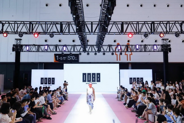 7月26日,第五屆中國(紹興)紡織新材料展在紹興國際會展中心拉開帷幕。500家企業(yè)參展,首日5000多名專業(yè)觀眾入場,展會炙熱的對接氛圍有如7月的氣浪,使行業(yè)快速升溫。海內外企業(yè)積極響應,原料龍頭企業(yè)高 “復參率”,歷經(jīng)五屆的新材料展有何獨特魅力? 圖片 圖片 會展品質乘勢而上 本屆新材料展獲得UFI國際展覽協(xié)會認證,是工信部、商務部組織的2023年“優(yōu)供給促升級”系列活動之一,基于往屆資源優(yōu)勢,對展覽規(guī)劃、買家邀約、會務聯(lián)動等進行了全線融合升級,展會品質躍升,煥發(fā)新的風采。展會由中國長絲織造協(xié)會、紹興市商務局、中國國際貿易委員會紹興市委員會、中國國際商會紹興商會、紹興市柯橋區(qū)會展業(yè)發(fā)展中心主辦,浙江三博會展股份有限公司聯(lián)合主辦,紹興市柯橋區(qū)中國輕紡城展會有限公司承辦,紹興市經(jīng)信局、浙江省紡織面料設計協(xié)會、七彩云、紹興市紡織行業(yè)協(xié)會協(xié)辦。 圖片 圖片 開幕盛況 國際展商同臺賽寶 本次展會共500家展商參展,設新材料、新織造、新設備、新面料四大特色展區(qū),有超10萬款科技纖維、創(chuàng)新面料、紡機設備在展會發(fā)布。魏橋紡織、昆山東利、興發(fā)化纖、吉林化纖、通用新材料、德州恒豐、佳人新材料、浙江興發(fā)、紹興國周、鐠美科等知名紡織龍頭企業(yè)參展。紹興新昌紡機產(chǎn)業(yè)展團、湖州長興織造產(chǎn)業(yè)展團、諸暨繡花機械產(chǎn)業(yè)展團、上虞染化料助劑產(chǎn)業(yè)展團等區(qū)域展團亮相。本屆展會更是引眾多RCEP國家和地區(qū)的展商組團奔赴而來,在國際展區(qū),韓國ditto時尚聯(lián)盟、緬甸中國商會、莫斯科中小企業(yè)工商會等國際展團人氣旺盛。 圖片 企業(yè)展區(qū) 眾多展商聚焦雙碳熱點,圍繞綠色、健康、智造等方向展開產(chǎn)品角逐。魏橋紡織的生物基綠色環(huán)保+抗菌混紡系列、湖州威達集團的綠色環(huán)保色紡紗系列、昆山東利的仿生透氣科技面料系列、吳江蘭天織造的UV對抗仿生科技面料、新型雙層直充防寒面料、機能無氨彈力面料等展品亮點頻出,展商企業(yè)開啟“搶客”模式,緊抓展會機遇尋求下游合作。本屆展會有更大規(guī)模的智能紡機、織機設備企業(yè)參展,進一步彰顯國產(chǎn)智能織造的研發(fā)水平,鐠美科、浙江康立自控科技、浙江凱成智能設備、浙江瑪雅機電等展位帶來媲美國際水平的最新機械設備,令人矚目。 圖片 設備展區(qū) 探索解決行業(yè)困惑與瓶頸,是新材料展歷經(jīng)多屆與各企業(yè)總結、達成的共識,也是其不僅在于產(chǎn)品展貿,更在于新理念的交匯的價值內涵。 國際視野論外貿 由中國紡織品進出口商會主辦的2023紹興國際(RCEP)紡織服裝產(chǎn)業(yè)論壇系列活動與展會同期同館開幕。論壇以“RCEP新機遇-紡織產(chǎn)業(yè)新格局”為主題,就國內紡織產(chǎn)業(yè)結構與RCEP國際紡織服裝產(chǎn)業(yè)的發(fā)展趨勢進行研討與產(chǎn)業(yè)對接。中國紡織品進出口商會副會長王宇、韓國時尚服裝人工智能研究所院長金蕙京、緬甸中國紡織服裝協(xié)會會長施坤等嘉賓為論壇開幕致辭。 圖片 圖片 論壇開幕式 論壇開幕式后,首場系列活動韓國服飾流行趨勢論壇在展會時尚活動區(qū)舉辦,多家韓國時裝品牌聯(lián)合走秀,同時Dito&ditto,ISAE,F(xiàn)&PLUS等韓國時尚機構帶來韓國時尚產(chǎn)業(yè)與數(shù)字技術的發(fā)展趨勢分享。后續(xù)將陸續(xù)舉辦2023生物基纖維材料產(chǎn)業(yè)技術論壇、走進中國輕紡城市場對接會、亞洲紡織服裝供應鏈高增長論壇等系列活動。 圖片 圖片 論壇系列活動——韓國服飾流行趨勢論壇 中國纖維展姿態(tài) 作為歷屆新材料展重要配套論壇,2023中國紹興紡織新材料論壇將于展會第二日舉辦。將聚集昆山東利、浙江中國輕紡城集團、浙江佳人新材料、紹興隆泰石墨烯、特思達(TESTEX)、廣東人仁康、浙江中紡標、紹興織蛛物聯(lián)科技等企業(yè)作新產(chǎn)品新項目分享,帶來中國輕紡城紡織新材料采購中心推介,環(huán)保面料、再生聚酯新材料、石墨烯等纖維面料創(chuàng)新產(chǎn)品發(fā)布,OEKO-TEX® STANDARD 100安全標準、健康紡織品標準、5A光子抗菌、坯布在線檢測等檢測后整理技術分享,諸多亮點值得期待。 圖片 觸摸纖維時尚,躍升品牌能級,纖維材料的性能之變,已經(jīng)與終端產(chǎn)品在競爭市場的廝殺突圍息息相關,從面料到服裝、家紡,從國內企業(yè)到海外品牌,都不能錯過這一場產(chǎn)業(yè)對接的盛會。 跨越山海齊聚首 本屆展會借助今年全線升級之勢,全面擴大對面料、服裝業(yè)大規(guī)模大品牌企業(yè)的邀約,并提前進行買家需求的預采集和展商產(chǎn)品的預對接,顯著提升買家熱情和觀展效率。展會首日,丹東華洋紡織服裝、北京奔流野外運動服裝、北京方圣時尚、華紡股份有限公司等品牌買家應邀而來,廣東、湖州、義烏、新疆等十余個地區(qū)采購團紛紛到場,更有韓國、俄羅斯、越南、緬甸等數(shù)百名海外買家跨越山海來相會,如國際知名服裝品牌 J.K. Apparel、DOBB、LUBOO、YL co.,ltd、CHUNSANGDOO INNOCENCE、DAYGREEN INC等。 圖片 采供對接 商貿對接攬訂單 展會打通產(chǎn)業(yè)鏈,延伸展貿對接服務。現(xiàn)場,快時尚跨境電商企業(yè)SheIn開啟為期兩天的面料專場、服裝專場閉門采購會,帶來數(shù)百類采購需求。國內品牌采購團走進紡織源產(chǎn)地中國輕紡城市場,展開時尚買手與優(yōu)質原創(chuàng)面料的靈感碰撞。展會第二日,亞洲染料聯(lián)合會、韓國纖維產(chǎn)業(yè)研究院、莫斯科中小企業(yè)商會、越南紡織商會、緬甸中國商會等國際采購團也將進市場與柯橋面料企業(yè)接洽外貿訂單。 圖片 圖片 采供對接 2023中國(紹興)紡織新材料展打造了新材料、新技術的信息高地,以國際展會的標準,向內外貿一體化展會平臺成長蛻變,它是當下紡織供應鏈趨勢的具象展示,更是一場中國纖維向世界的傾訴表達。 圖片 圖片 圖片 ?觸摸纖維時尚、躍升品牌能級,第五屆中國(紹興)紡織新材料展盛大開幕