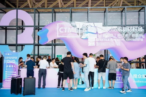 7月26日,第五屆中國(紹興)紡織新材料展在紹興國際會展中心拉開帷幕。500家企業(yè)參展,首日5000多名專業(yè)觀眾入場,展會炙熱的對接氛圍有如7月的氣浪,使行業(yè)快速升溫。海內外企業(yè)積極響應,原料龍頭企業(yè)高 “復參率”,歷經(jīng)五屆的新材料展有何獨特魅力? 圖片 圖片 會展品質乘勢而上 本屆新材料展獲得UFI國際展覽協(xié)會認證,是工信部、商務部組織的2023年“優(yōu)供給促升級”系列活動之一,基于往屆資源優(yōu)勢,對展覽規(guī)劃、買家邀約、會務聯(lián)動等進行了全線融合升級,展會品質躍升,煥發(fā)新的風采。展會由中國長絲織造協(xié)會、紹興市商務局、中國國際貿易委員會紹興市委員會、中國國際商會紹興商會、紹興市柯橋區(qū)會展業(yè)發(fā)展中心主辦,浙江三博會展股份有限公司聯(lián)合主辦,紹興市柯橋區(qū)中國輕紡城展會有限公司承辦,紹興市經(jīng)信局、浙江省紡織面料設計協(xié)會、七彩云、紹興市紡織行業(yè)協(xié)會協(xié)辦。 圖片 圖片 開幕盛況 國際展商同臺賽寶 本次展會共500家展商參展,設新材料、新織造、新設備、新面料四大特色展區(qū),有超10萬款科技纖維、創(chuàng)新面料、紡機設備在展會發(fā)布。魏橋紡織、昆山東利、興發(fā)化纖、吉林化纖、通用新材料、德州恒豐、佳人新材料、浙江興發(fā)、紹興國周、鐠美科等知名紡織龍頭企業(yè)參展。紹興新昌紡機產(chǎn)業(yè)展團、湖州長興織造產(chǎn)業(yè)展團、諸暨繡花機械產(chǎn)業(yè)展團、上虞染化料助劑產(chǎn)業(yè)展團等區(qū)域展團亮相。本屆展會更是引眾多RCEP國家和地區(qū)的展商組團奔赴而來,在國際展區(qū),韓國ditto時尚聯(lián)盟、緬甸中國商會、莫斯科中小企業(yè)工商會等國際展團人氣旺盛。 圖片 企業(yè)展區(qū) 眾多展商聚焦雙碳熱點,圍繞綠色、健康、智造等方向展開產(chǎn)品角逐。魏橋紡織的生物基綠色環(huán)保+抗菌混紡系列、湖州威達集團的綠色環(huán)保色紡紗系列、昆山東利的仿生透氣科技面料系列、吳江蘭天織造的UV對抗仿生科技面料、新型雙層直充防寒面料、機能無氨彈力面料等展品亮點頻出,展商企業(yè)開啟“搶客”模式,緊抓展會機遇尋求下游合作。本屆展會有更大規(guī)模的智能紡機、織機設備企業(yè)參展,進一步彰顯國產(chǎn)智能織造的研發(fā)水平,鐠美科、浙江康立自控科技、浙江凱成智能設備、浙江瑪雅機電等展位帶來媲美國際水平的最新機械設備,令人矚目。 圖片 設備展區(qū) 探索解決行業(yè)困惑與瓶頸,是新材料展歷經(jīng)多屆與各企業(yè)總結、達成的共識,也是其不僅在于產(chǎn)品展貿,更在于新理念的交匯的價值內涵。 國際視野論外貿 由中國紡織品進出口商會主辦的2023紹興國際(RCEP)紡織服裝產(chǎn)業(yè)論壇系列活動與展會同期同館開幕。論壇以“RCEP新機遇-紡織產(chǎn)業(yè)新格局”為主題,就國內紡織產(chǎn)業(yè)結構與RCEP國際紡織服裝產(chǎn)業(yè)的發(fā)展趨勢進行研討與產(chǎn)業(yè)對接。中國紡織品進出口商會副會長王宇、韓國時尚服裝人工智能研究所院長金蕙京、緬甸中國紡織服裝協(xié)會會長施坤等嘉賓為論壇開幕致辭。 圖片 圖片 論壇開幕式 論壇開幕式后,首場系列活動韓國服飾流行趨勢論壇在展會時尚活動區(qū)舉辦,多家韓國時裝品牌聯(lián)合走秀,同時Dito&ditto,ISAE,F(xiàn)&PLUS等韓國時尚機構帶來韓國時尚產(chǎn)業(yè)與數(shù)字技術的發(fā)展趨勢分享。后續(xù)將陸續(xù)舉辦2023生物基纖維材料產(chǎn)業(yè)技術論壇、走進中國輕紡城市場對接會、亞洲紡織服裝供應鏈高增長論壇等系列活動。 圖片 圖片 論壇系列活動——韓國服飾流行趨勢論壇 中國纖維展姿態(tài) 作為歷屆新材料展重要配套論壇,2023中國紹興紡織新材料論壇將于展會第二日舉辦。將聚集昆山東利、浙江中國輕紡城集團、浙江佳人新材料、紹興隆泰石墨烯、特思達(TESTEX)、廣東人仁康、浙江中紡標、紹興織蛛物聯(lián)科技等企業(yè)作新產(chǎn)品新項目分享,帶來中國輕紡城紡織新材料采購中心推介,環(huán)保面料、再生聚酯新材料、石墨烯等纖維面料創(chuàng)新產(chǎn)品發(fā)布,OEKO-TEX® STANDARD 100安全標準、健康紡織品標準、5A光子抗菌、坯布在線檢測等檢測后整理技術分享,諸多亮點值得期待。 圖片 觸摸纖維時尚,躍升品牌能級,纖維材料的性能之變,已經(jīng)與終端產(chǎn)品在競爭市場的廝殺突圍息息相關,從面料到服裝、家紡,從國內企業(yè)到海外品牌,都不能錯過這一場產(chǎn)業(yè)對接的盛會。 跨越山海齊聚首 本屆展會借助今年全線升級之勢,全面擴大對面料、服裝業(yè)大規(guī)模大品牌企業(yè)的邀約,并提前進行買家需求的預采集和展商產(chǎn)品的預對接,顯著提升買家熱情和觀展效率。展會首日,丹東華洋紡織服裝、北京奔流野外運動服裝、北京方圣時尚、華紡股份有限公司等品牌買家應邀而來,廣東、湖州、義烏、新疆等十余個地區(qū)采購團紛紛到場,更有韓國、俄羅斯、越南、緬甸等數(shù)百名海外買家跨越山海來相會,如國際知名服裝品牌 J.K. Apparel、DOBB、LUBOO、YL co.,ltd、CHUNSANGDOO INNOCENCE、DAYGREEN INC等。 圖片 采供對接 商貿對接攬訂單 展會打通產(chǎn)業(yè)鏈,延伸展貿對接服務。現(xiàn)場,快時尚跨境電商企業(yè)SheIn開啟為期兩天的面料專場、服裝專場閉門采購會,帶來數(shù)百類采購需求。國內品牌采購團走進紡織源產(chǎn)地中國輕紡城市場,展開時尚買手與優(yōu)質原創(chuàng)面料的靈感碰撞。展會第二日,亞洲染料聯(lián)合會、韓國纖維產(chǎn)業(yè)研究院、莫斯科中小企業(yè)商會、越南紡織商會、緬甸中國商會等國際采購團也將進市場與柯橋面料企業(yè)接洽外貿訂單。 圖片 圖片 采供對接 2023中國(紹興)紡織新材料展打造了新材料、新技術的信息高地,以國際展會的標準,向內外貿一體化展會平臺成長蛻變,它是當下紡織供應鏈趨勢的具象展示,更是一場中國纖維向世界的傾訴表達。 圖片 圖片 圖片 ?觸摸纖維時尚、躍升品牌能級,第五屆中國(紹興)紡織新材料展盛大開幕