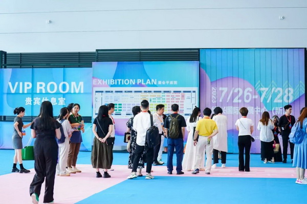 7月26日,第五屆中國(紹興)紡織新材料展在紹興國際會展中心拉開帷幕。500家企業(yè)參展,首日5000多名專業(yè)觀眾入場,展會炙熱的對接氛圍有如7月的氣浪,使行業(yè)快速升溫。海內外企業(yè)積極響應,原料龍頭企業(yè)高 “復參率”,歷經(jīng)五屆的新材料展有何獨特魅力? 圖片 圖片 會展品質乘勢而上 本屆新材料展獲得UFI國際展覽協(xié)會認證,是工信部、商務部組織的2023年“優(yōu)供給促升級”系列活動之一,基于往屆資源優(yōu)勢,對展覽規(guī)劃、買家邀約、會務聯(lián)動等進行了全線融合升級,展會品質躍升,煥發(fā)新的風采。展會由中國長絲織造協(xié)會、紹興市商務局、中國國際貿易委員會紹興市委員會、中國國際商會紹興商會、紹興市柯橋區(qū)會展業(yè)發(fā)展中心主辦,浙江三博會展股份有限公司聯(lián)合主辦,紹興市柯橋區(qū)中國輕紡城展會有限公司承辦,紹興市經(jīng)信局、浙江省紡織面料設計協(xié)會、七彩云、紹興市紡織行業(yè)協(xié)會協(xié)辦。 圖片 圖片 開幕盛況 國際展商同臺賽寶 本次展會共500家展商參展,設新材料、新織造、新設備、新面料四大特色展區(qū),有超10萬款科技纖維、創(chuàng)新面料、紡機設備在展會發(fā)布。魏橋紡織、昆山東利、興發(fā)化纖、吉林化纖、通用新材料、德州恒豐、佳人新材料、浙江興發(fā)、紹興國周、鐠美科等知名紡織龍頭企業(yè)參展。紹興新昌紡機產(chǎn)業(yè)展團、湖州長興織造產(chǎn)業(yè)展團、諸暨繡花機械產(chǎn)業(yè)展團、上虞染化料助劑產(chǎn)業(yè)展團等區(qū)域展團亮相。本屆展會更是引眾多RCEP國家和地區(qū)的展商組團奔赴而來,在國際展區(qū),韓國ditto時尚聯(lián)盟、緬甸中國商會、莫斯科中小企業(yè)工商會等國際展團人氣旺盛。 圖片 企業(yè)展區(qū) 眾多展商聚焦雙碳熱點,圍繞綠色、健康、智造等方向展開產(chǎn)品角逐。魏橋紡織的生物基綠色環(huán)保+抗菌混紡系列、湖州威達集團的綠色環(huán)保色紡紗系列、昆山東利的仿生透氣科技面料系列、吳江蘭天織造的UV對抗仿生科技面料、新型雙層直充防寒面料、機能無氨彈力面料等展品亮點頻出,展商企業(yè)開啟“搶客”模式,緊抓展會機遇尋求下游合作。本屆展會有更大規(guī)模的智能紡機、織機設備企業(yè)參展,進一步彰顯國產(chǎn)智能織造的研發(fā)水平,鐠美科、浙江康立自控科技、浙江凱成智能設備、浙江瑪雅機電等展位帶來媲美國際水平的最新機械設備,令人矚目。 圖片 設備展區(qū) 探索解決行業(yè)困惑與瓶頸,是新材料展歷經(jīng)多屆與各企業(yè)總結、達成的共識,也是其不僅在于產(chǎn)品展貿,更在于新理念的交匯的價值內涵。 國際視野論外貿 由中國紡織品進出口商會主辦的2023紹興國際(RCEP)紡織服裝產(chǎn)業(yè)論壇系列活動與展會同期同館開幕。論壇以“RCEP新機遇-紡織產(chǎn)業(yè)新格局”為主題,就國內紡織產(chǎn)業(yè)結構與RCEP國際紡織服裝產(chǎn)業(yè)的發(fā)展趨勢進行研討與產(chǎn)業(yè)對接。中國紡織品進出口商會副會長王宇、韓國時尚服裝人工智能研究所院長金蕙京、緬甸中國紡織服裝協(xié)會會長施坤等嘉賓為論壇開幕致辭。 圖片 圖片 論壇開幕式 論壇開幕式后,首場系列活動韓國服飾流行趨勢論壇在展會時尚活動區(qū)舉辦,多家韓國時裝品牌聯(lián)合走秀,同時Dito&ditto,ISAE,F(xiàn)&PLUS等韓國時尚機構帶來韓國時尚產(chǎn)業(yè)與數(shù)字技術的發(fā)展趨勢分享。后續(xù)將陸續(xù)舉辦2023生物基纖維材料產(chǎn)業(yè)技術論壇、走進中國輕紡城市場對接會、亞洲紡織服裝供應鏈高增長論壇等系列活動。 圖片 圖片 論壇系列活動——韓國服飾流行趨勢論壇 中國纖維展姿態(tài) 作為歷屆新材料展重要配套論壇,2023中國紹興紡織新材料論壇將于展會第二日舉辦。將聚集昆山東利、浙江中國輕紡城集團、浙江佳人新材料、紹興隆泰石墨烯、特思達(TESTEX)、廣東人仁康、浙江中紡標、紹興織蛛物聯(lián)科技等企業(yè)作新產(chǎn)品新項目分享,帶來中國輕紡城紡織新材料采購中心推介,環(huán)保面料、再生聚酯新材料、石墨烯等纖維面料創(chuàng)新產(chǎn)品發(fā)布,OEKO-TEX® STANDARD 100安全標準、健康紡織品標準、5A光子抗菌、坯布在線檢測等檢測后整理技術分享,諸多亮點值得期待。 圖片 觸摸纖維時尚,躍升品牌能級,纖維材料的性能之變,已經(jīng)與終端產(chǎn)品在競爭市場的廝殺突圍息息相關,從面料到服裝、家紡,從國內企業(yè)到海外品牌,都不能錯過這一場產(chǎn)業(yè)對接的盛會。 跨越山海齊聚首 本屆展會借助今年全線升級之勢,全面擴大對面料、服裝業(yè)大規(guī)模大品牌企業(yè)的邀約,并提前進行買家需求的預采集和展商產(chǎn)品的預對接,顯著提升買家熱情和觀展效率。展會首日,丹東華洋紡織服裝、北京奔流野外運動服裝、北京方圣時尚、華紡股份有限公司等品牌買家應邀而來,廣東、湖州、義烏、新疆等十余個地區(qū)采購團紛紛到場,更有韓國、俄羅斯、越南、緬甸等數(shù)百名海外買家跨越山海來相會,如國際知名服裝品牌 J.K. Apparel、DOBB、LUBOO、YL co.,ltd、CHUNSANGDOO INNOCENCE、DAYGREEN INC等。 圖片 采供對接 商貿對接攬訂單 展會打通產(chǎn)業(yè)鏈,延伸展貿對接服務。現(xiàn)場,快時尚跨境電商企業(yè)SheIn開啟為期兩天的面料專場、服裝專場閉門采購會,帶來數(shù)百類采購需求。國內品牌采購團走進紡織源產(chǎn)地中國輕紡城市場,展開時尚買手與優(yōu)質原創(chuàng)面料的靈感碰撞。展會第二日,亞洲染料聯(lián)合會、韓國纖維產(chǎn)業(yè)研究院、莫斯科中小企業(yè)商會、越南紡織商會、緬甸中國商會等國際采購團也將進市場與柯橋面料企業(yè)接洽外貿訂單。 圖片 圖片 采供對接 2023中國(紹興)紡織新材料展打造了新材料、新技術的信息高地,以國際展會的標準,向內外貿一體化展會平臺成長蛻變,它是當下紡織供應鏈趨勢的具象展示,更是一場中國纖維向世界的傾訴表達。 圖片 圖片 圖片 ?觸摸纖維時尚、躍升品牌能級,第五屆中國(紹興)紡織新材料展盛大開幕