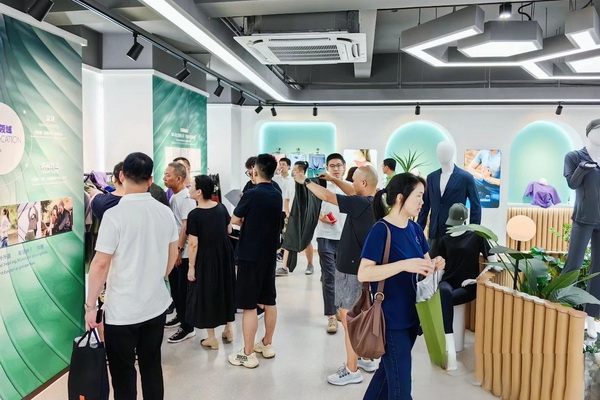 石墨烯紡織產(chǎn)業(yè)論壇暨&ldquo;烯創(chuàng)未來&rdquo;中國（寧波）創(chuàng)業(yè)創(chuàng)新大賽方案發(fā)布、寧波尚烯科技有限公司開業(yè)慶典系列活動在寧波市鎮(zhèn)海區(qū)九龍湖鎮(zhèn)國家石墨烯創(chuàng)新中心圓滿舉行。