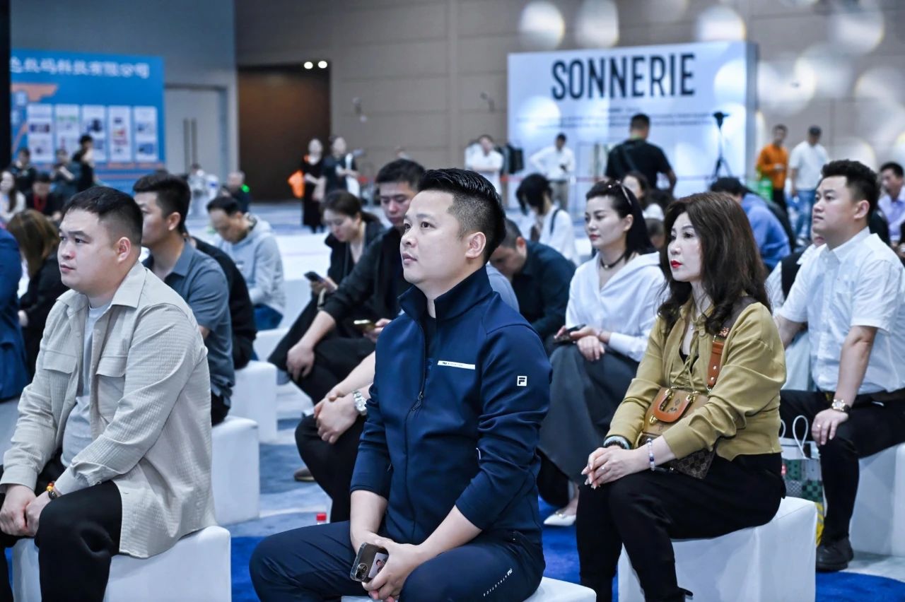 好面料在柯橋聚集2024中國面料之星啟動儀式暨知名服飾品牌趨勢交流分享會在紹興國際會展中心成功舉辦。