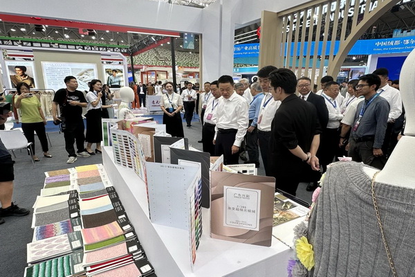 36家毛織企業抱團參展中國（鄂爾多斯）國際羊絨羊毛展覽會，提升大朗品牌知名度 