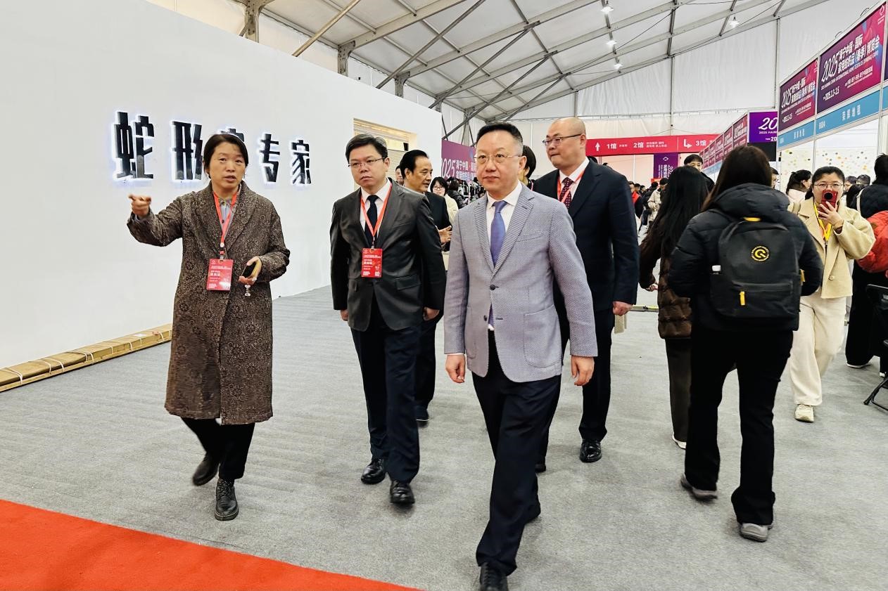 智造織就未來(lái)，錦韻潮動(dòng)全球！2025海寧春季家博會(huì)今日啟幕