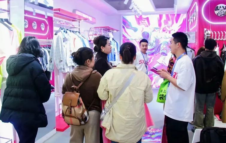銀基廣場攜六大原創(chuàng)品牌亮相CHIC2025(春季),展現(xiàn)中部地區(qū)時尚力量