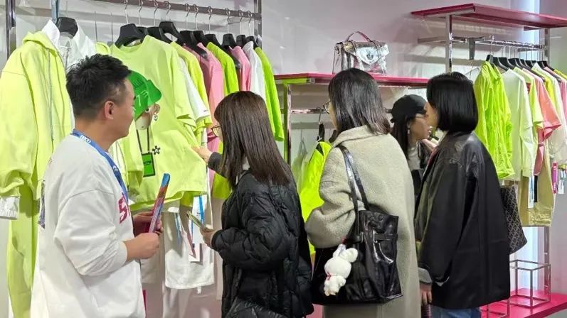 銀基廣場攜六大原創(chuàng)品牌亮相CHIC2025(春季),展現(xiàn)中部地區(qū)時尚力量
