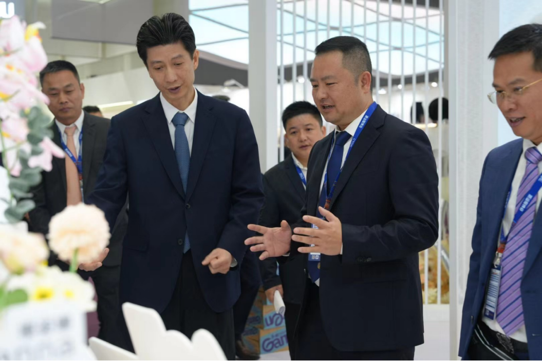 向上生長對抗行業內卷!櫻姿娜于潮汕服博會發布第三代鉑金蠶絲褲