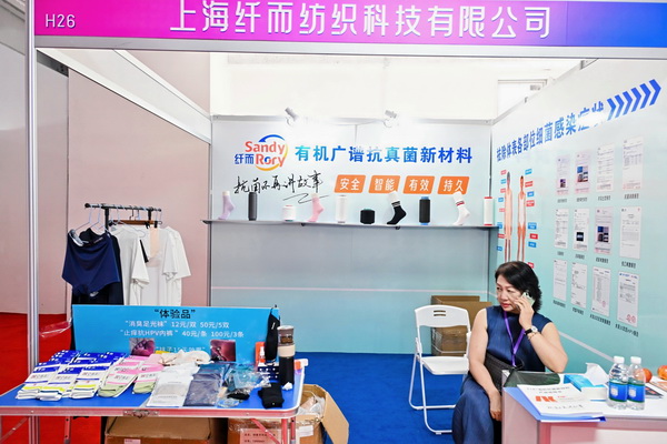 71K 有 機 廣 譜 抗 菌材 料 ， 是 將 抗 菌 母 粒 與 普 通 尼 龍 母 粒 熔融 后 ， 在 生 產(chǎn) 時 形 成 不 同 濃 度 的 長 絲 或短 纖 ， 按 不 同 需 求 比 例,將 其 混 紡 或 直 接噴 絲,應 用 在 針 織 、 梭 織 或 無 紡 布 等 貼 膚 類 產(chǎn) 品 中,起 到滅菌、防霉、消 臭 的 效 果，71K不含銀、銅、鋅、鉛、鋇等重 金 屬 和 納 米 級 材料，屬 有 機(高分子化合物)&ldquo;非溶出型&rdquo;的安 全 抗 菌 材 料。