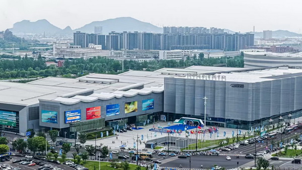 2026 中國紹興柯橋春季國際紡織品面輔料博覽會期間,由三博會展自主研發的全國紡織實體展會首個AI智能體“小布”,作為展會官方唯一指定AI對接工具,憑借亮眼的落地表現成為全場焦點。其高效的供需匹配能力不僅徹底顛覆傳統采購模式,更彰顯了三博會展在會展數字化領域的技術硬實力。 紡博會現場的AI智能體“小布” 成效斐然! 智能體“小布”賦能紡博會高效采購 作為三博會展深耕紡織會展行業多年的核心技術成果,AI 智能體 “小布”此次與柯橋紡博會的官方合作,是其在紡織實體展會的首次規模化落地,也是行業數字化升級的重要突破。“小布”以“破解供需信息壁壘”為核心,依托千萬級紡織產品數據庫與行業專屬深度學習算法,成為采購商的“智能導航官”與參展商的“精準獲客器”。 中國紡織工業聯合會會長 孫瑞哲 參觀AI智能體“小布” 中國紡織品進出口商會副會長 張錫安 參觀AI智能體“小布” 采購商通過多語種語音輸入,無論是指定“石墨烯恒溫面料”“再生纖維含量≥80%”等精準產品參數,還是明確采購方向、合作企業類型等商務需求,“小布”均能在毫秒內完成需求解析,精準推送匹配度最高的參展企業、展位位置及產品詳情,改善傳統采購“大海撈針”的困境。來自阿聯酋的采購商阿卜杜拉直言:“以往逛展要花費一整天找供應商,現在用‘小布’鎖定‘夏季戶外功能面料’需求,12 家目標企業即刻呈現,還能規劃最優路線,采購效率提升不止一倍!” 展會首日便有2000余名采購商主動使用“小布”完成需求匹配,供應商匹配準確率高達95%,平均對接效率提升80%以上。更具行業價值的是,“小布”通過沉淀采購需求關鍵詞、瀏覽軌跡、意向匹配度等全維度數據,構建起動態更新的紡織采購大數據池,為參展商提供 2026 流行趨勢、潛在客戶畫像等精準洞察,助力企業優化產品布局與營銷策略,實現 “數據反哺營銷”的長效價值。其亮眼表現不僅獲得展會組委會的高度認可,更成為本屆紡博會的“數字新名片”,為行業樹立了AI賦能會展的標桿案例。 持續創新! “愛秀AI SHOW”開發完善中,補全展商營銷短版 在“小布”成功落地的基礎上,三博會展針對紡織企業宣傳素材制作 “周期長、成本高、創意不足”的行業共性痛點,正全力開發完善另一款 AI創新工具 ——“愛秀 AI SHOW”。該工具以“AI一鍵生成紡織品宣傳海報+視頻”為核心功能,旨在為展商打造高效、低成本的營銷解決方案。“愛秀 AI SHOW”今年2月在越南紡織展作為試點已成功運行了1.0版本,得到眾多客商的廣泛好評。 sdfd 據三博會展技術團隊透露,目前“愛秀 AI SHOW”已完成核心功能研發,并以投入部分展商的試用階段。其將深度貼合紡織行業特性,支持面料紋理高清還原、模特穿搭場景智能切換、多語言文案自動生成等功能,能精準呈現不同品類紡織品的核心賣點。參展商無需專業設計團隊,僅需上傳產品實拍圖并輸入主題關鍵詞,即可快速生成適配展會宣傳、電商平臺、社交媒體等多場景的營銷素材,大幅降低企業營銷成本與時間成本。該工具計劃在完成最終優化后,擇機在后續展會中推出,進一步補全會展數字化服務鏈條。 戰略布局! 三博會展以AI重構會展生態,引領行業數字化轉型 “小布”的成功落地是起點,而非終點。三博會展的核心戰略是“以 AI技術重構紡織會展全鏈路價值”—— 先通過“小布”打通采購端與參展商之間的供需對接瓶頸,解決“找得到、接得快” 的核心問題;再以 “愛秀-AI SHOW”賦能展商營銷環節,解決“推得好、成本低”的痛點,最終形成“精準對接+高效營銷+數據沉淀”的閉環生態。 此次“小布” 在柯橋紡博會的實戰驗證,不僅證明了AI技術與紡織會展的深度融合可行性,更堅定了三博會展的AI布局決心。未來,企業將持續深耕紡織會展數字化領域,一方面迭代優化“小布”的算法精度與服務場景,另一方面加速“愛秀-AISHOW”的完善與落地,同時探索更多會展全鏈路的AI應用場景,打造覆蓋“展前籌備、展中對接、展后沉淀”的全流程數字化解決方案。三博會展始終聚焦行業真實需求,以“技術創新賦能產業升級”為使命,通過兩大AI產品的協同布局,推動會展行業從“流量聚合”向“價值沉淀”轉型,助力紡織產業在AI時代實現高質量發展,持續引領會展數字化變革浪潮。