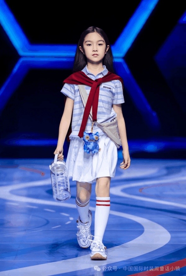 安踏兒童&ldquo;競(jìng)界新生&rdquo;開幕秀活力開啟2026中國國際時(shí)裝周&middot;童話小鎮(zhèn)