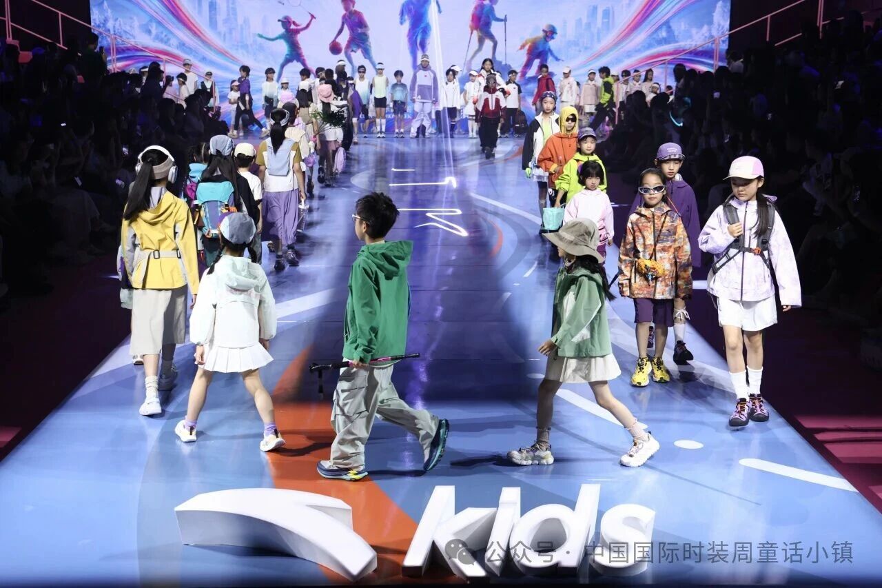 安踏兒童&ldquo;競(jìng)界新生&rdquo;開幕秀活力開啟2026中國國際時(shí)裝周&middot;童話小鎮(zhèn)