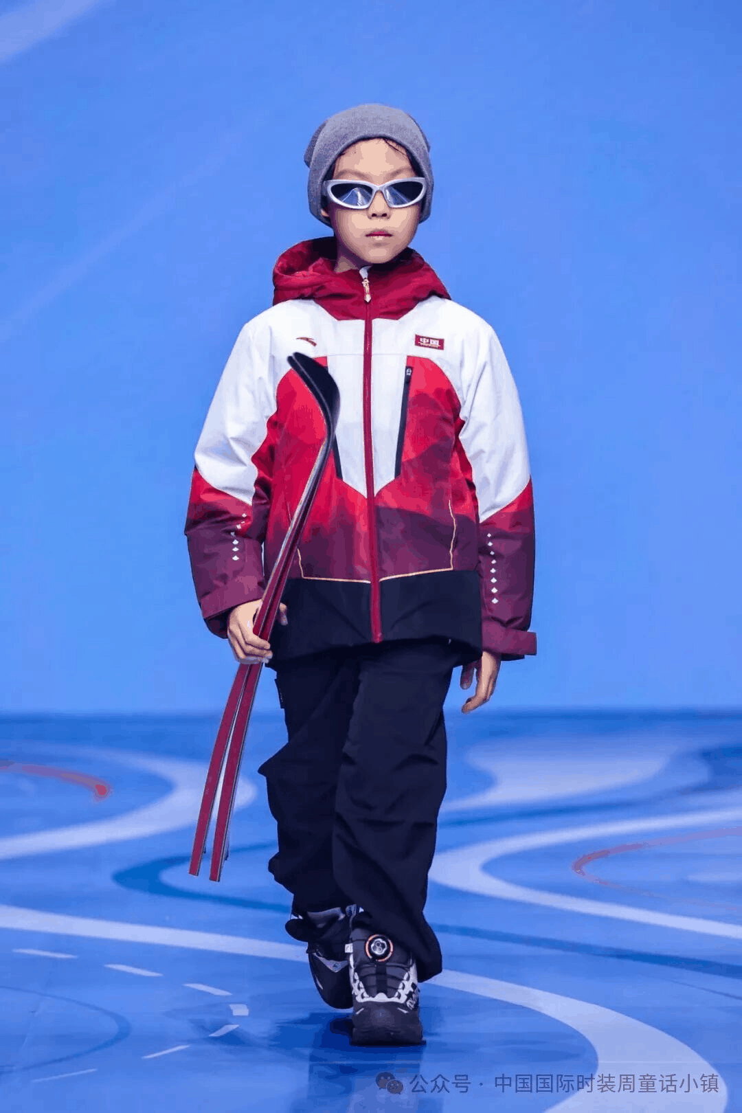 安踏兒童&ldquo;競(jìng)界新生&rdquo;開幕秀活力開啟2026中國國際時(shí)裝周&middot;童話小鎮(zhèn)